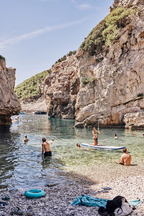 Kupanje i paddleboard u skrivenoj uvali Dalmacije