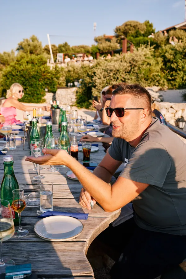 Zajednički ručak Jadranje ekipe na obali